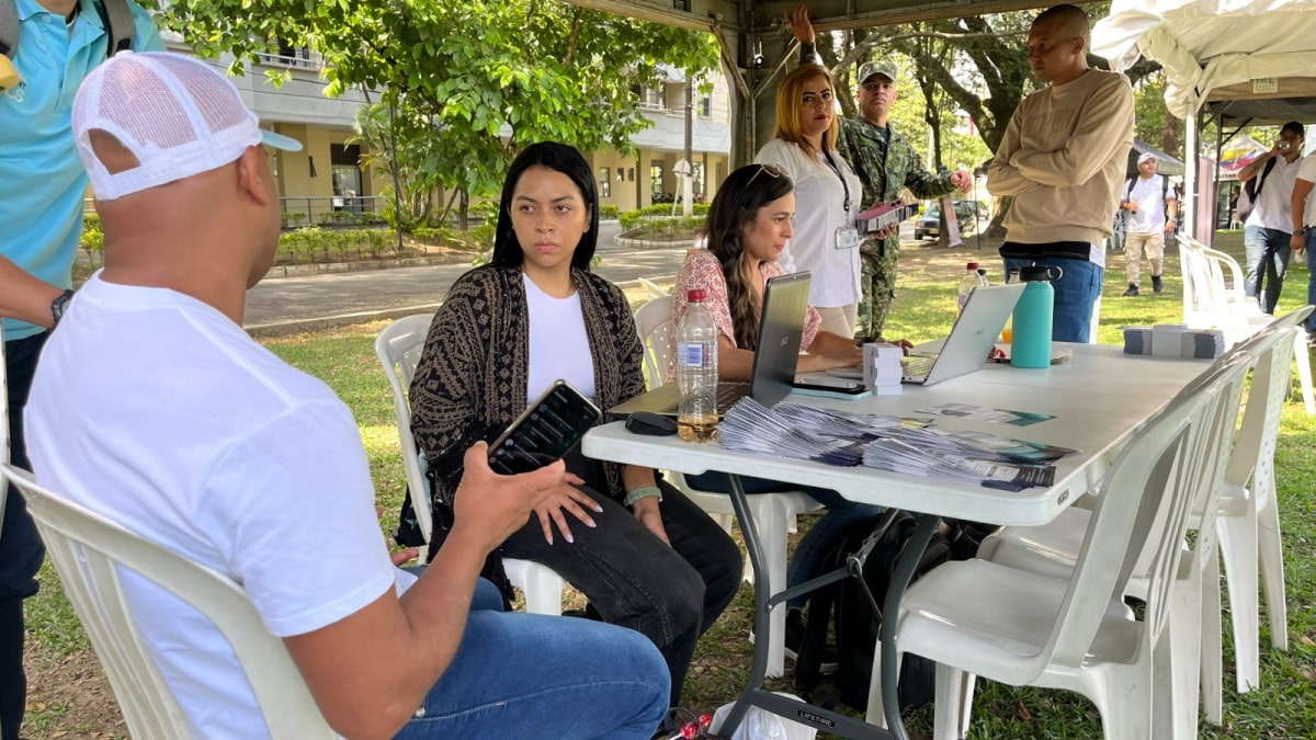 La Alcaldía de Medellín y la Cuarta Brigada del Ejército adelantaron feria de reincorporación a la vida civil