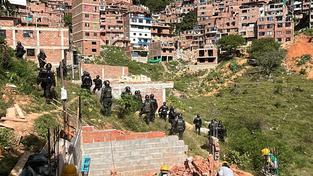 La Alcaldía de Medellín interviene construcciones ilegales en 65 puntos críticos