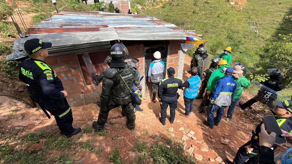 La Alcaldía de Medellín interviene construcciones ilegales en 65 puntos críticos