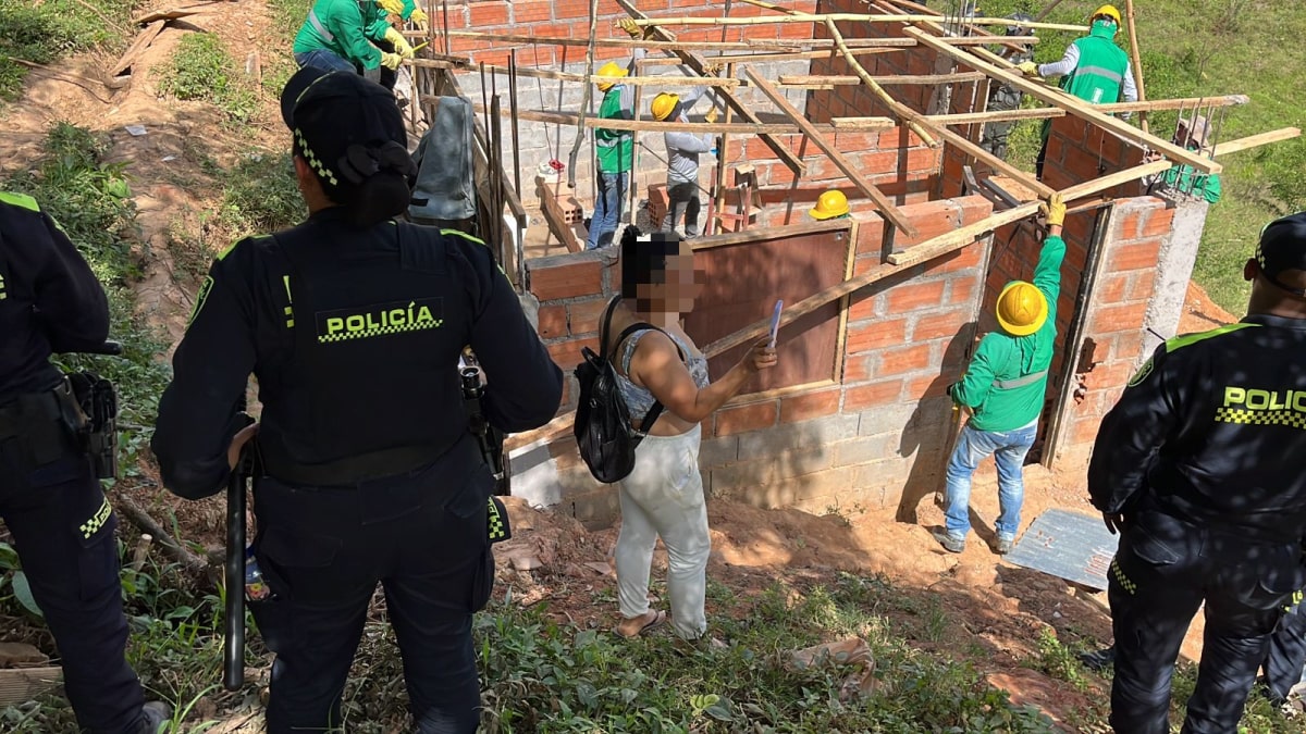 La Alcaldía de Medellín interviene construcciones ilegales en 65 puntos críticos