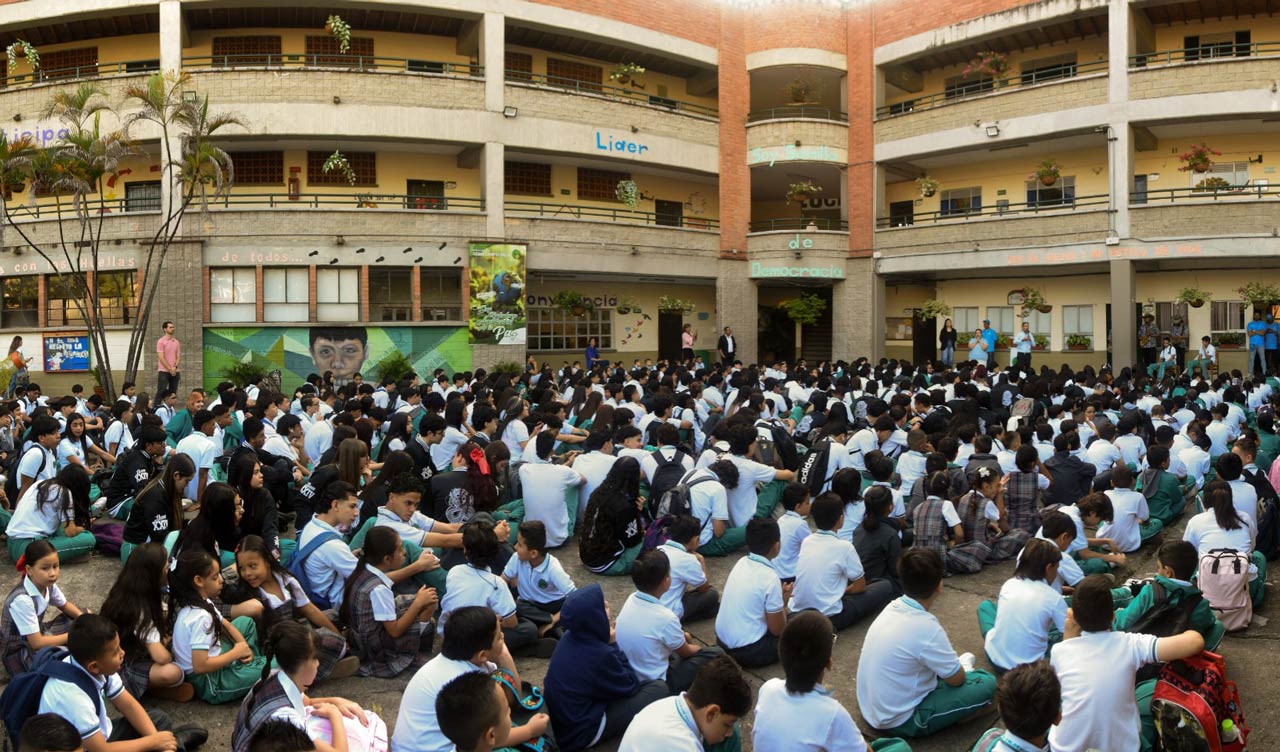 Más de 290.000 estudiantes regresan a clases tras culminar el receso escolar
