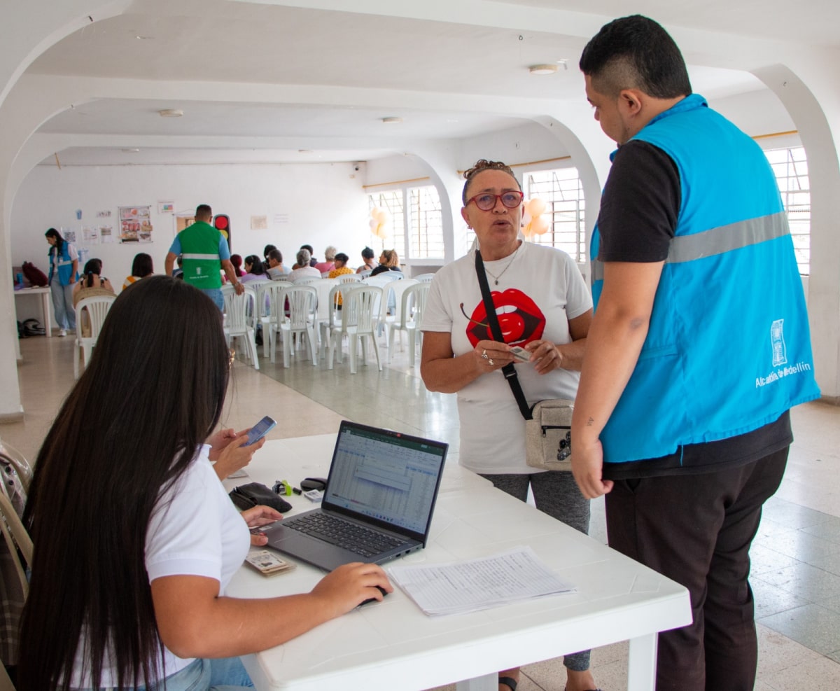 Más de 15.000 familias de Medellín se benefician con la entrega de paquetes alimentarios en 2024