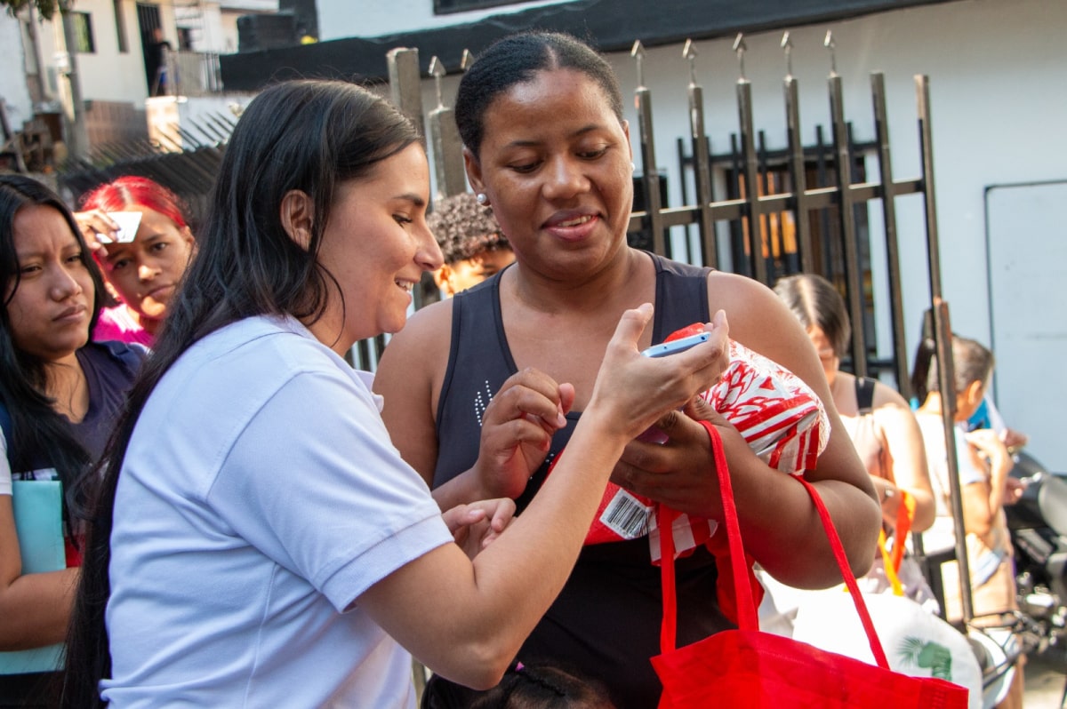 Más de 15.000 familias de Medellín se benefician con la entrega de paquetes alimentarios en 2024