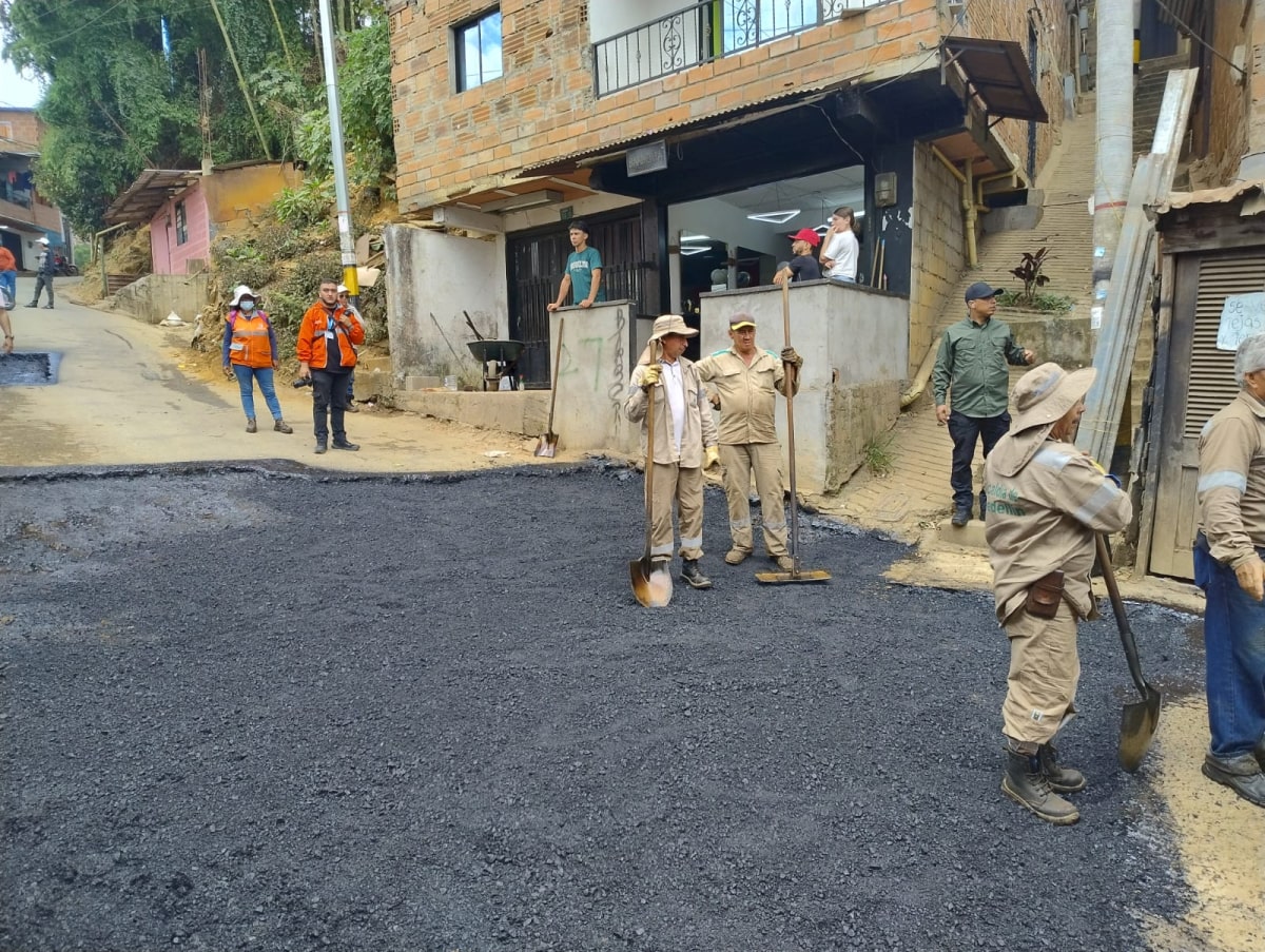 La Alcaldía de Medellín ha intervenido más de 2.180 huecos en 2024