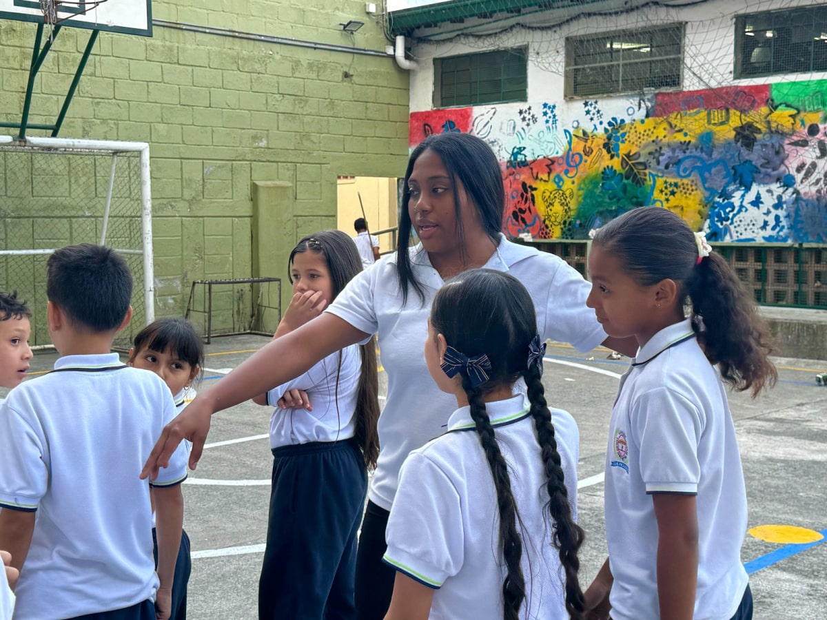 386 jóvenes inician sus prácticas laborales en colegios públicos de Medellín