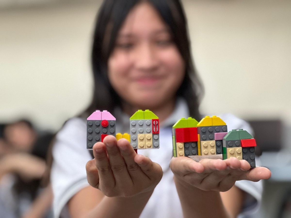 En Medellín se exhibe una silleta elaborada con más de 15.000 fichas de lego como experiencia de construcción de paz