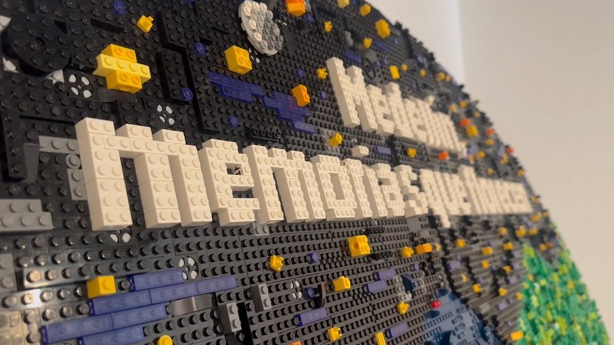 En Medellín se exhibe una silleta elaborada con más de 15.000 fichas de lego como experiencia de construcción de paz