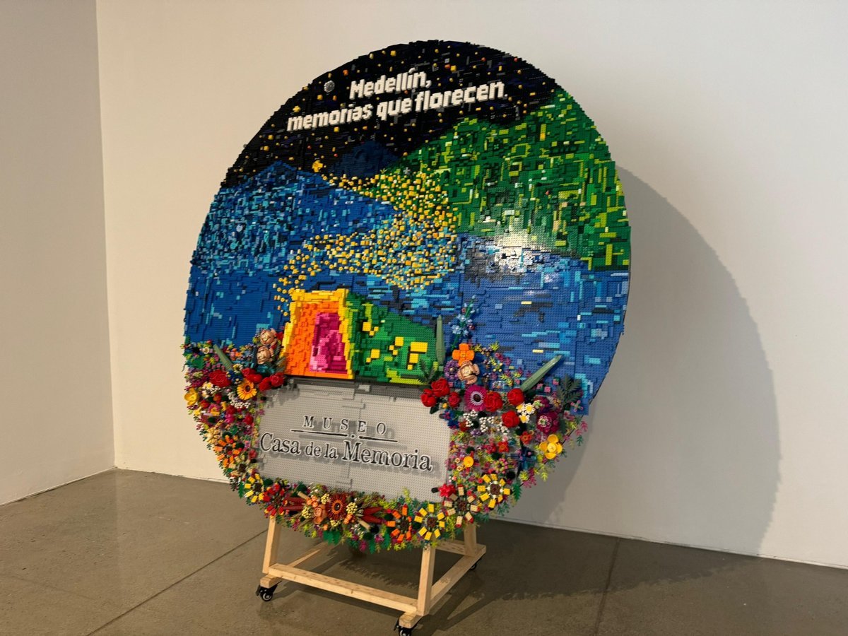 En Medellín se exhibe una silleta elaborada con más de 15.000 fichas de lego como experiencia de construcción de paz
