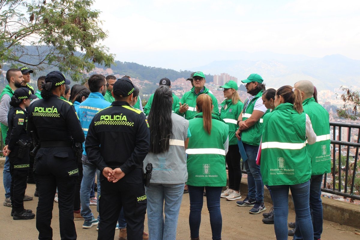 La Alcaldía de Medellín hace presencia en Villatina para mitigar emergencias asociadas al fenómeno de La Niña