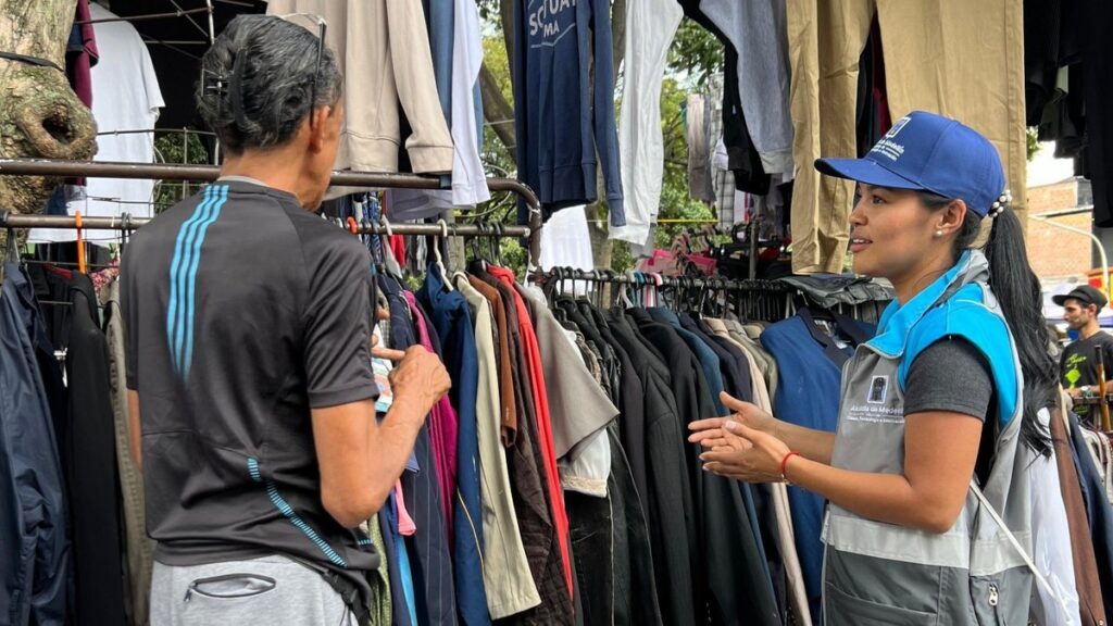 La Alcaldía de Medellín avanza en la caracterización de los venteros informales de los bajos del metro