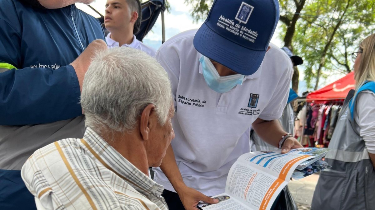 La Alcaldía de Medellín avanza en la caracterización de los venteros informales de los bajos del metro