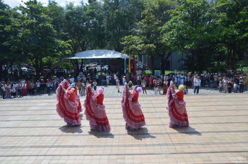 Desfile de Autos Clásicos y Antiguos