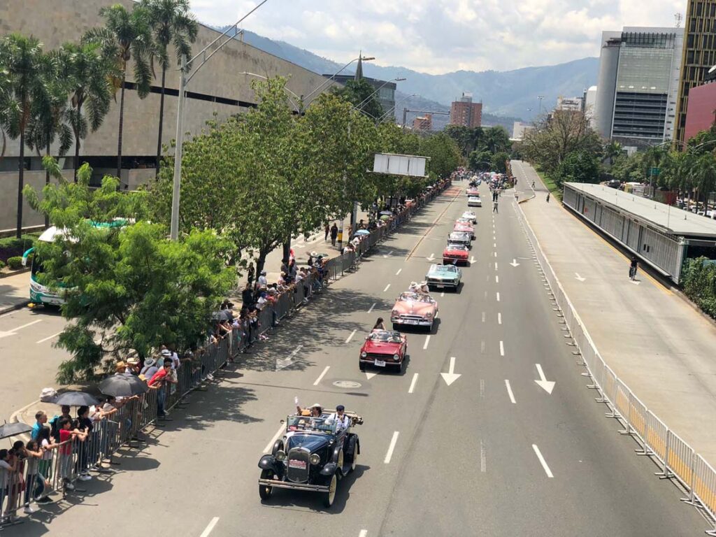 Desfile de Autos Clásicos y Antiguos