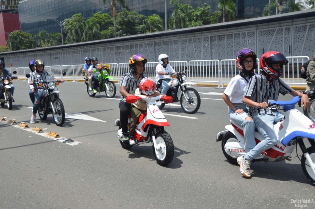 Desfile de Autos Clásicos y Antiguos