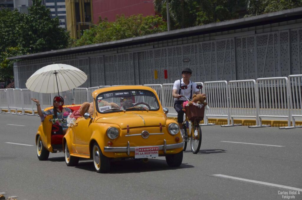 Desfile de Autos Clásicos y Antiguos