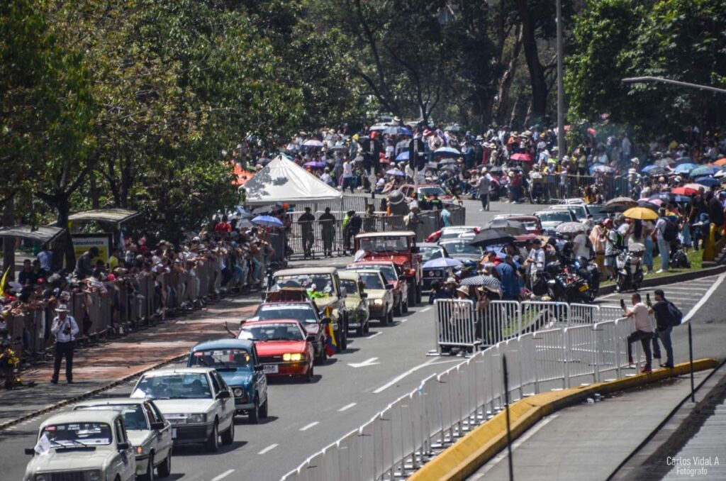 Desfile de Autos Clásicos y Antiguos
