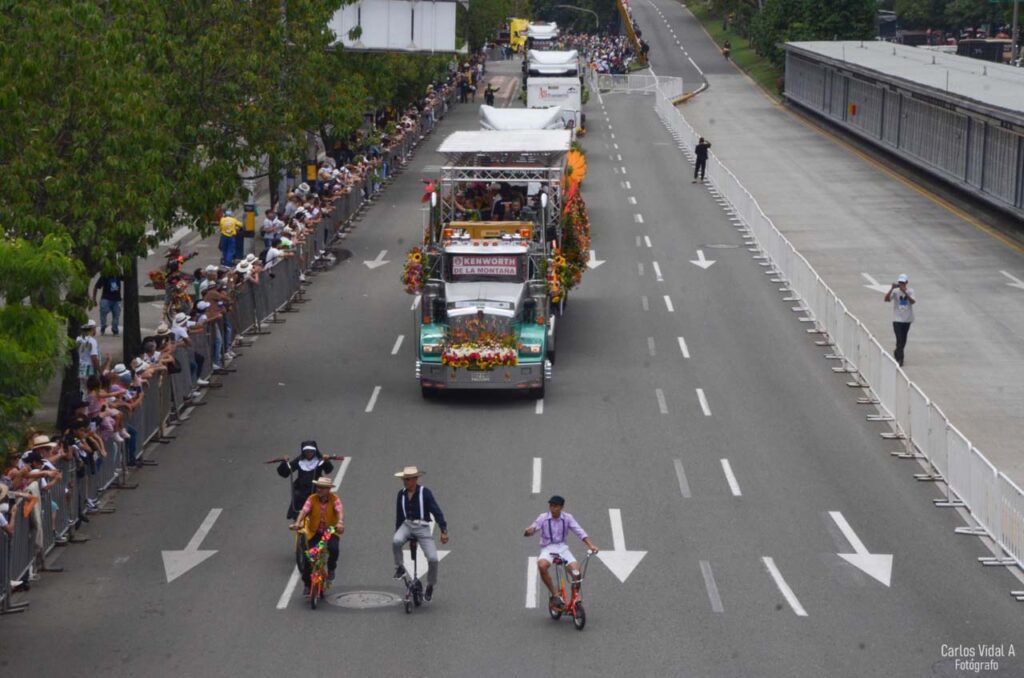 Desfile de Autos Clásicos y Antiguos