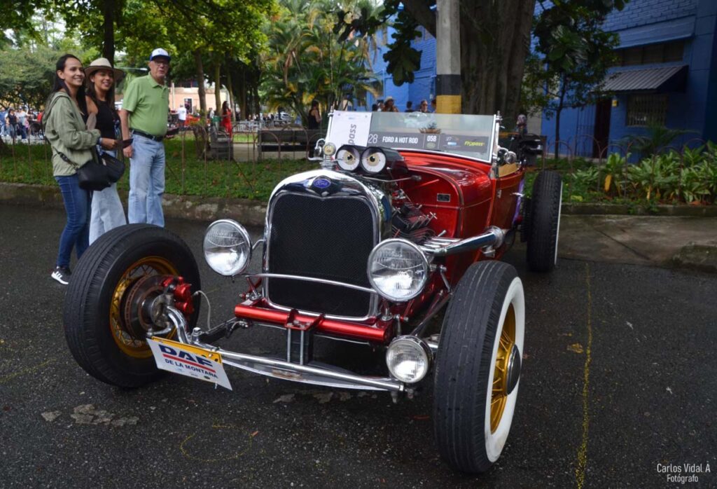 Desfile de Autos Clásicos y Antiguos
