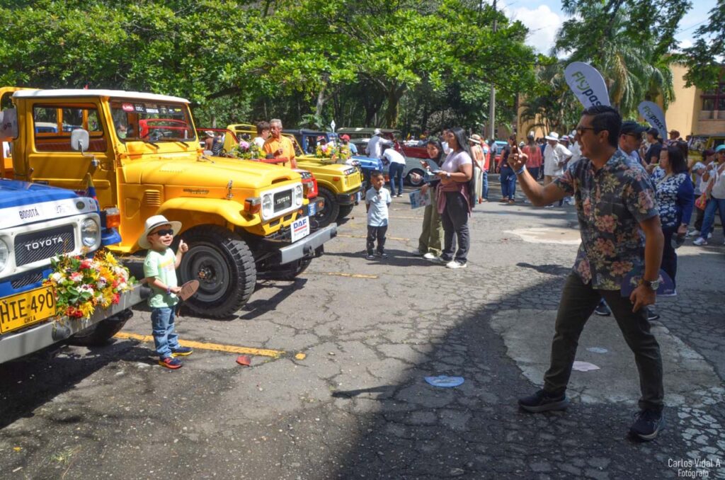 Desfile de Autos Clásicos y Antiguos