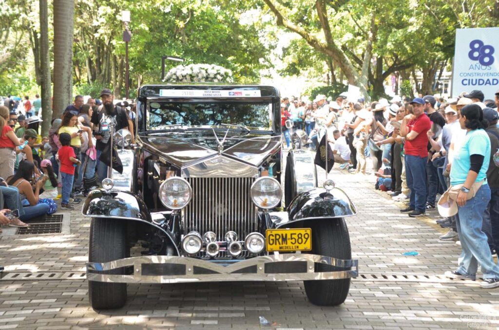Desfile de Autos Clásicos y Antiguos