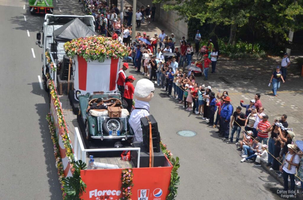Desfile de Autos Clásicos y Antiguos