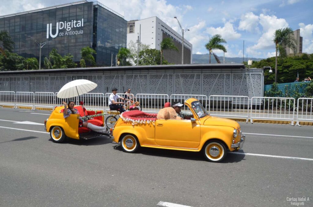Desfile de Autos Clásicos y Antiguos