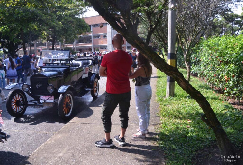 Desfile de Autos Clásicos y Antiguos