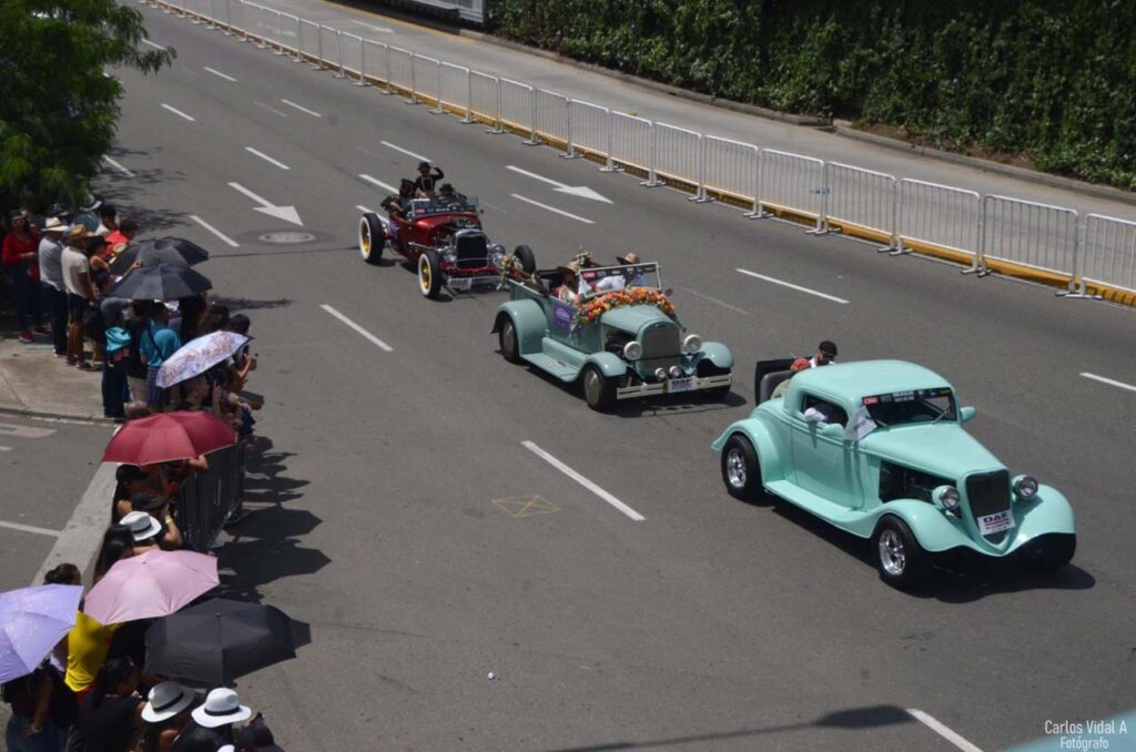 Desfile de Autos Clásicos y Antiguos