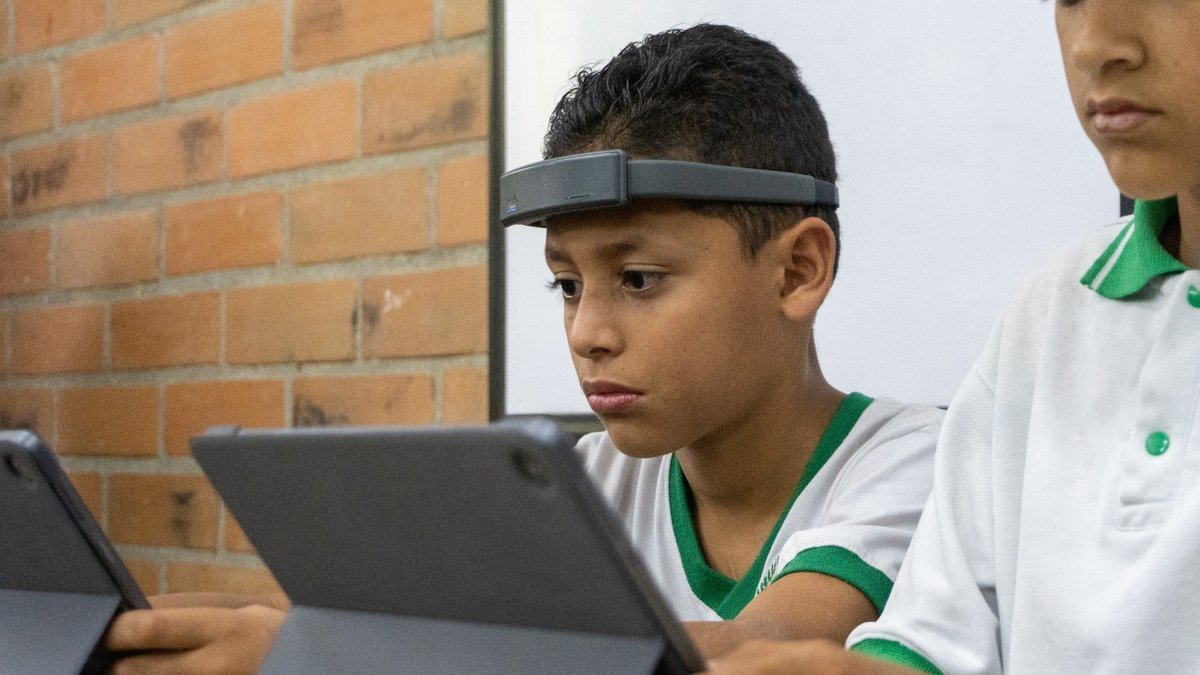Con diademas tecnológicas, el Distrito fortalecerá las habilidades cognitivas en las instituciones educativas Con diademas tecnológicas, el Distrito fortalecerá las habilidades cognitivas en las instituciones educativas