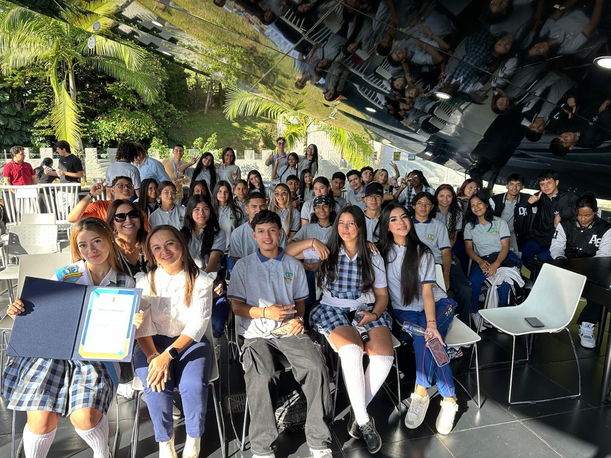 El Distrito exalta el liderazgo y compromiso de la Institución Educativa Rodrigo Arenas Betancur con la permanencia escolar El Distrito exalta el liderazgo y compromiso de la Institución Educativa Rodrigo Arenas Betancur con la permanencia escolar