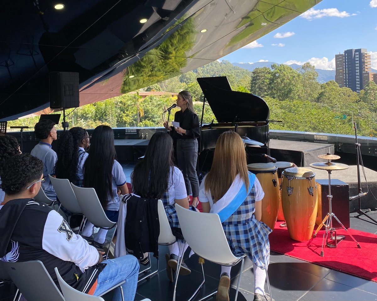 El Distrito exalta el liderazgo y compromiso de la Institución Educativa Rodrigo Arenas Betancur con la permanencia escolar