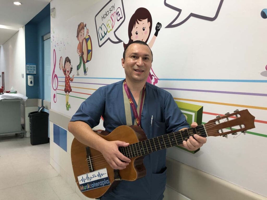 El Hospital Infantil Concejo de Medellín (HICM) es el único hospital de la ciudad con musicoterapia. El musicoterapeuta se llama Elkin Franco.