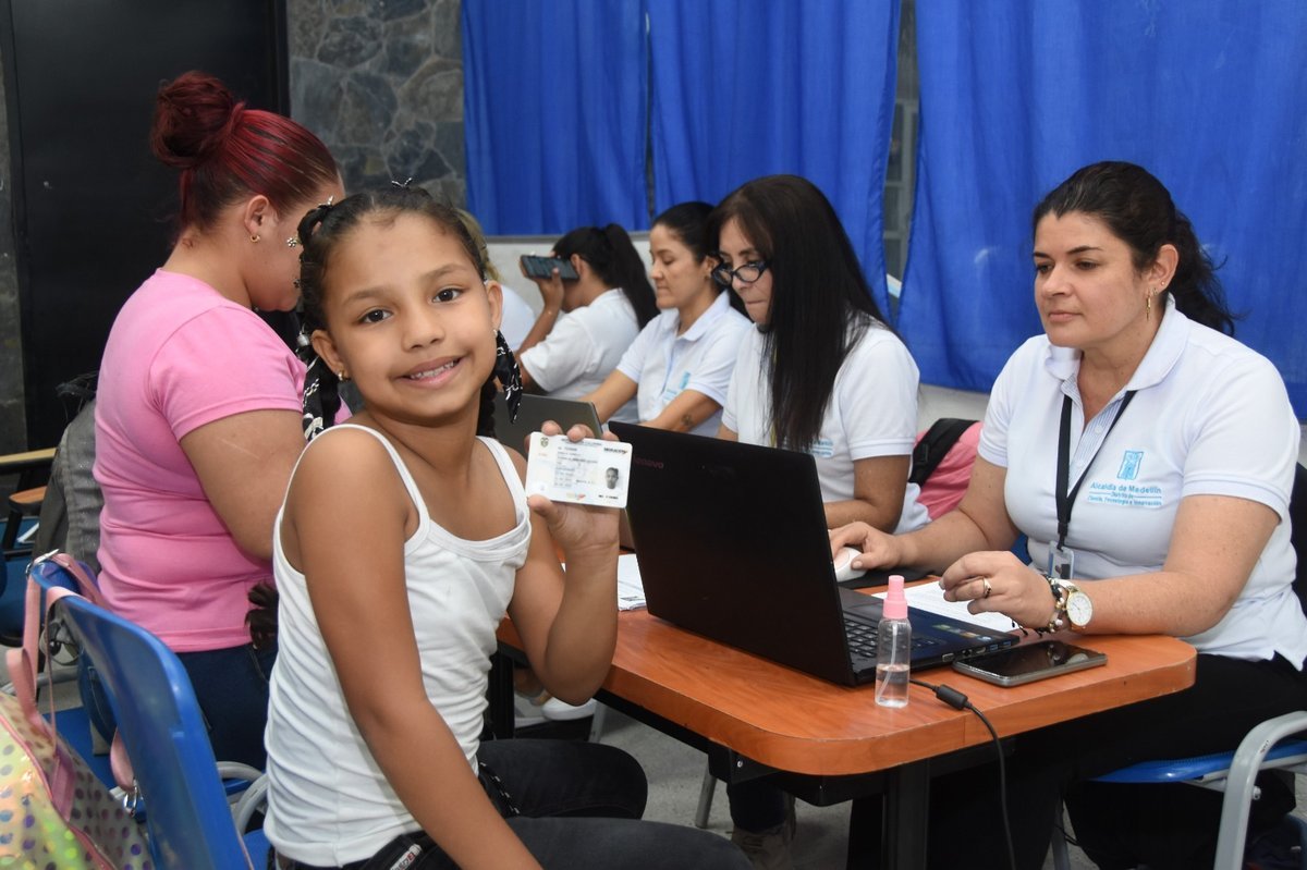 89 estudiantes venezolanos recibieron el Permiso de Permanencia Temporal, gracias a jornadas de regularización en colegios de Medellín 89 estudiantes venezolanos recibieron el Permiso de Permanencia Temporal, gracias a jornadas de regularización en colegios de Medellín