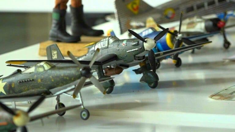 Con exposición de más de 100 aviones a escala inició la programación de la Feria de las Flores en el Olaya Herrera Con exposición de más de 100 aviones a escala inició la programación de la Feria de las Flores en el Olaya Herrera