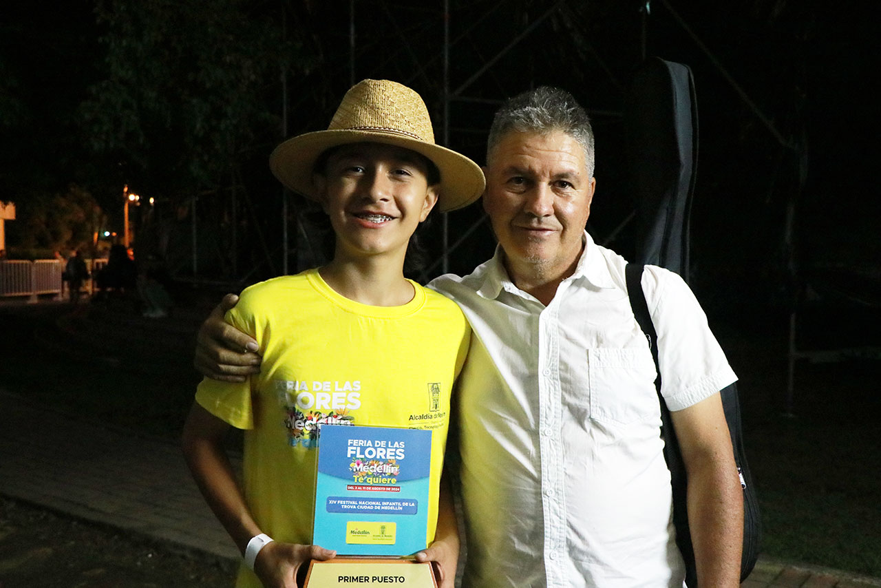 Alejandro Marín Lopera ‘Cocoliso’, es el nuevo Rey del Festival Nacional de la Trova Ciudad de Medellín 2024 Alejandro Marín Lopera ‘Cocoliso’, es el nuevo Rey del Festival Nacional de la Trova Ciudad de Medellín 2024
