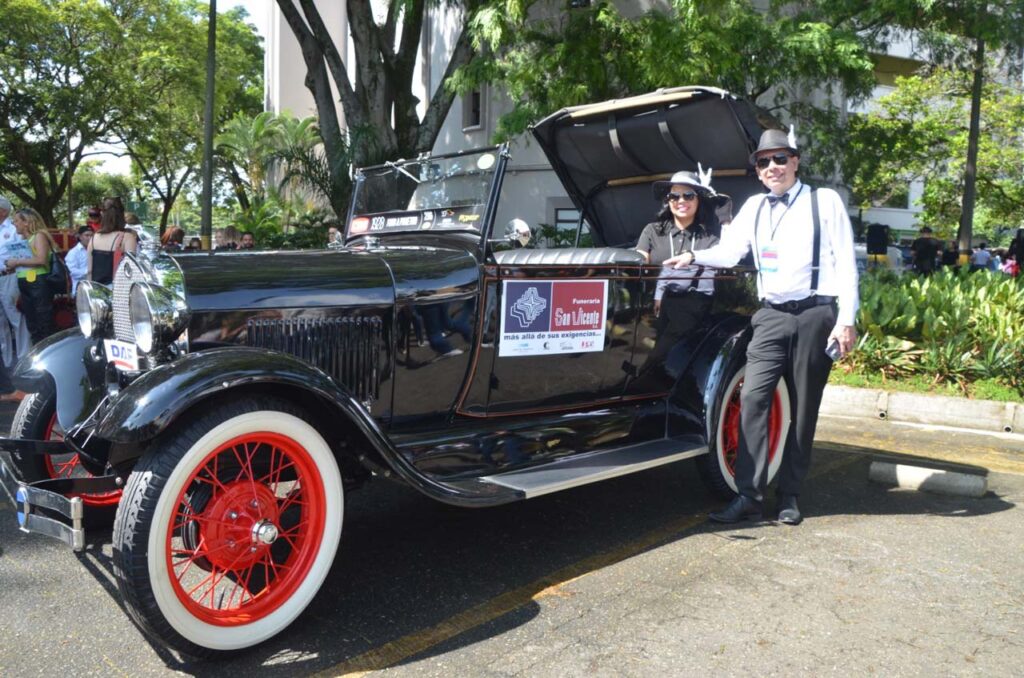 Desfile de Autos Clásicos y Antiguos 