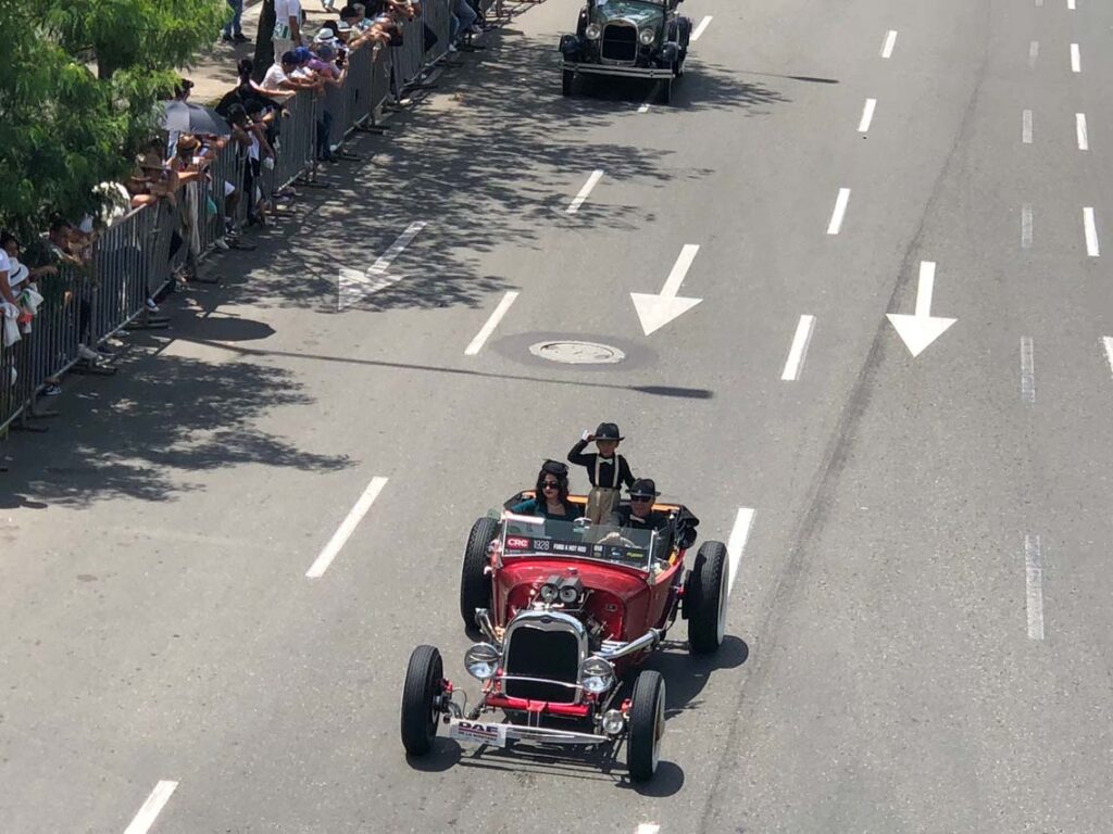 Desfile de Autos Clásicos y Antiguos