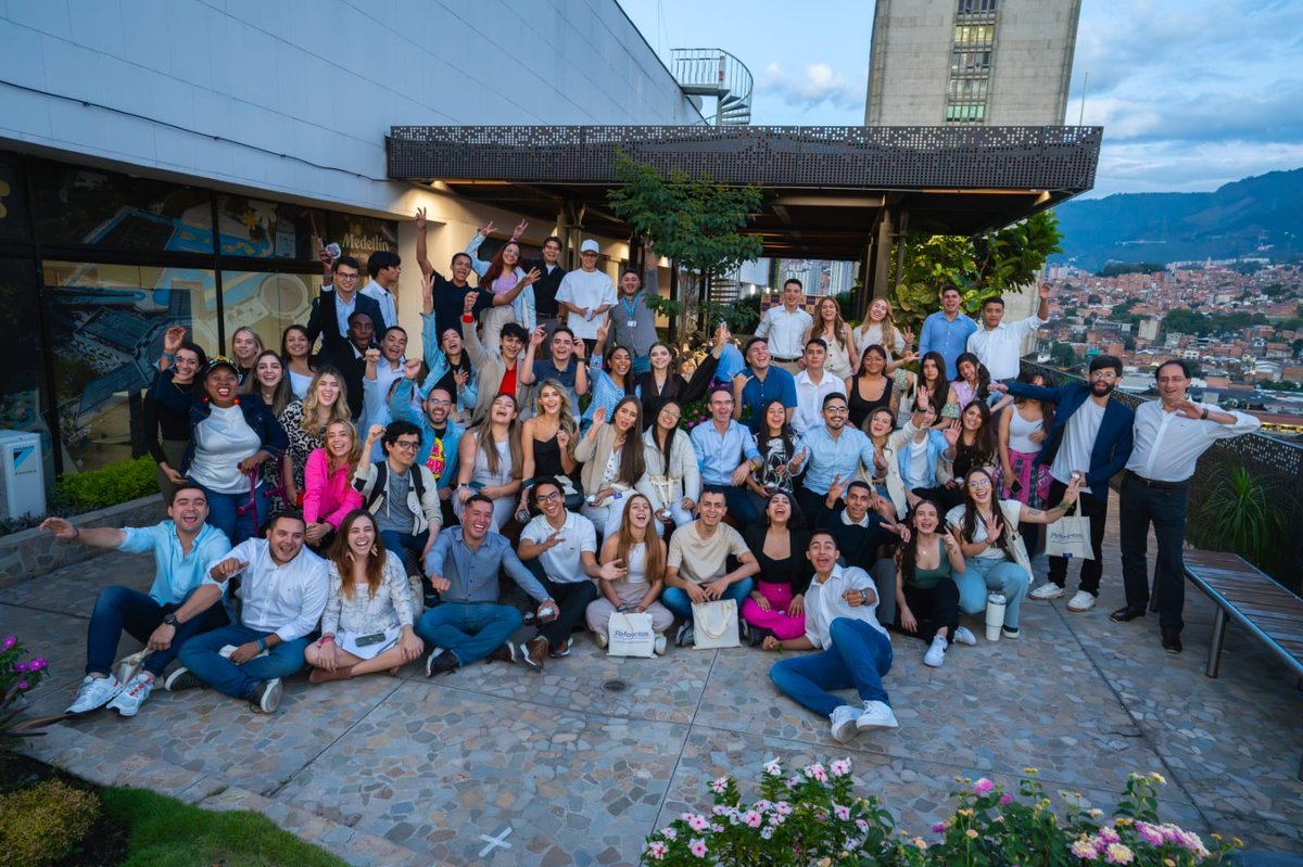 Inicia formación en liderazgo público de 50 jóvenes de Medellín que transformarán a Colombia Inicia formación en liderazgo público de 50 jóvenes de Medellín que transformarán a Colombia