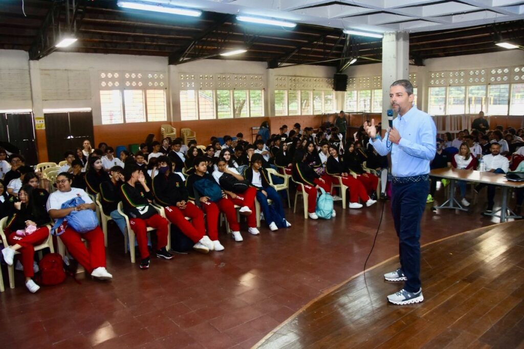 El Distrito se une a inversionista internacional para motivar a 3.000 estudiantes a convertirse en especialistas en tecnologías de la información