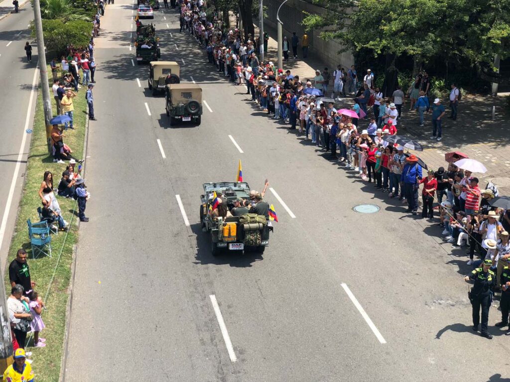 Desfile de Autos Clásicos y Antiguos 
