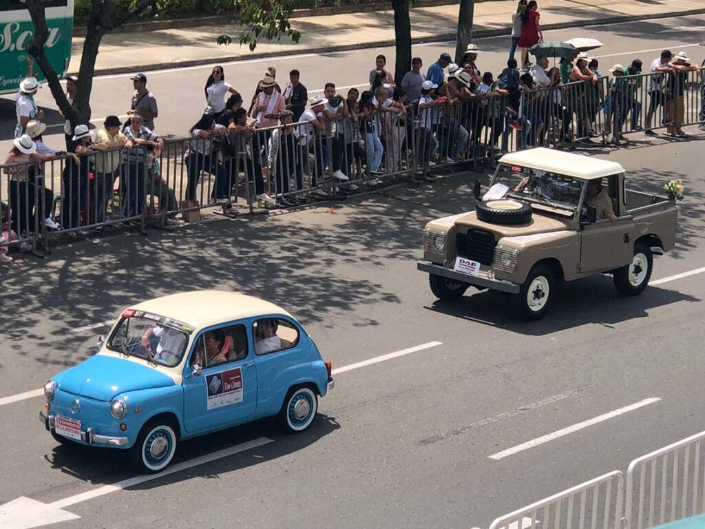 Desfile de Autos Clásicos y Antiguos