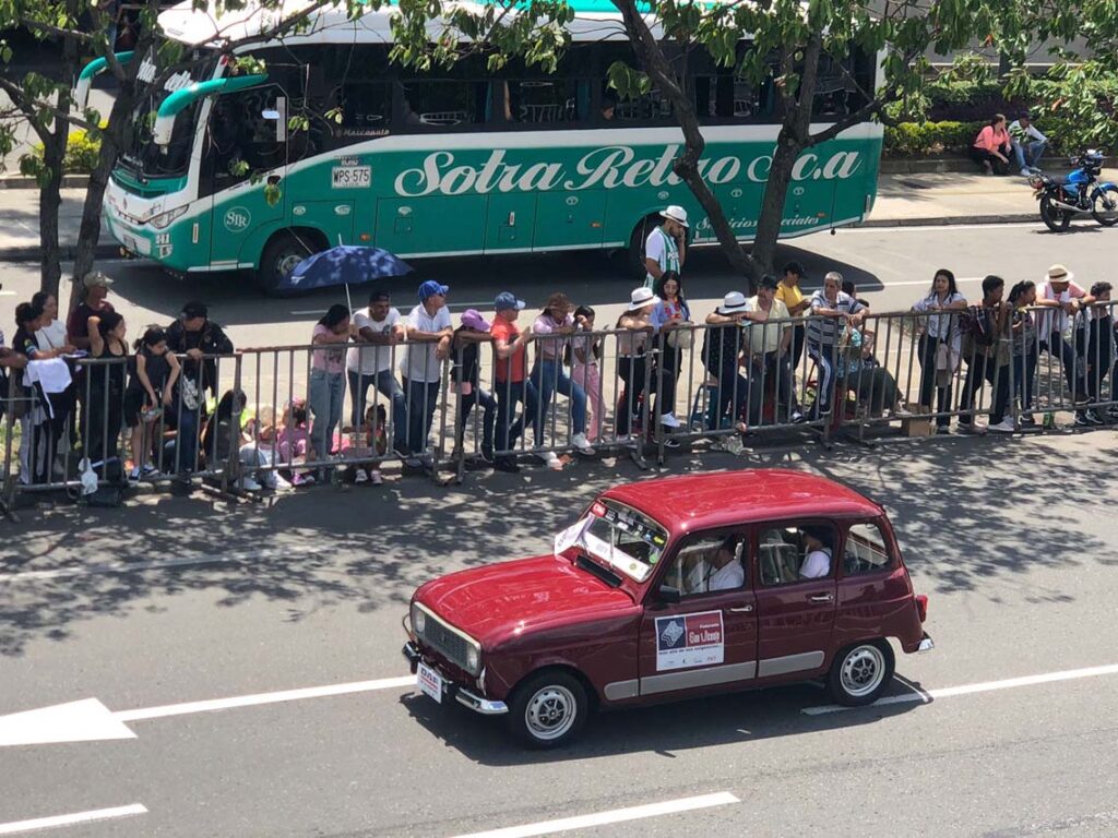 Desfile de Autos Clásicos y Antiguos