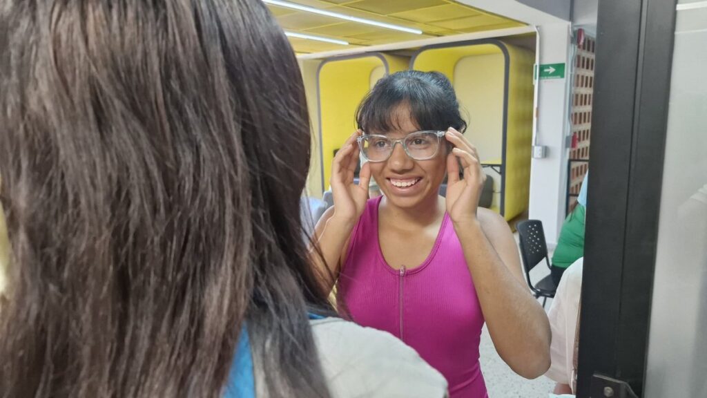 127 niñas y niños de San Cristóbal recibieron lentes para mejorar su salud visual
