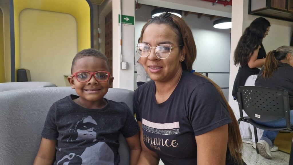 127 niñas y niños de San Cristóbal recibieron lentes para mejorar su salud visual