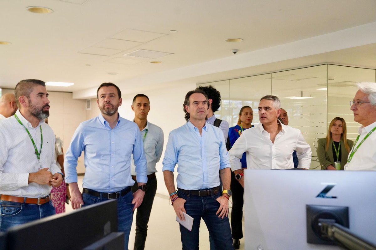 Los alcaldes de ambas ciudades, en compañía del gobernador de Antioquia, estuvieron este viernes en la estación San Antonio y en el Tranvía de Ayacucho. Los mandatarios resaltaron que el país se construye desde las regiones. Los alcaldes de ambas ciudades, en compañía del gobernador de Antioquia, estuvieron este viernes en la estación San Antonio y en el Tranvía de Ayacucho. Los mandatarios resaltaron que el país se construye desde las regiones.