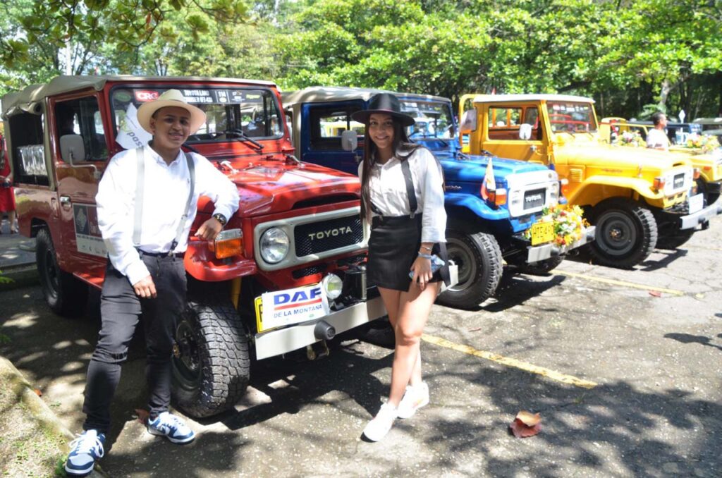 Desfile de Autos Clásicos y Antiguos