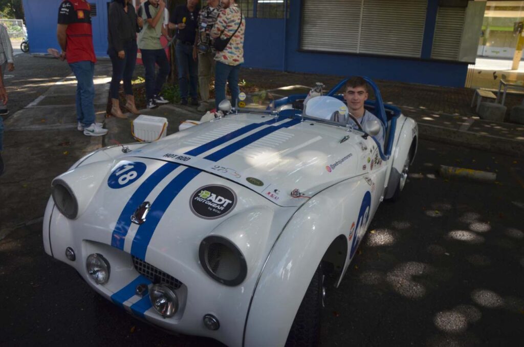 Desfile de Autos Clásicos y Antiguos
