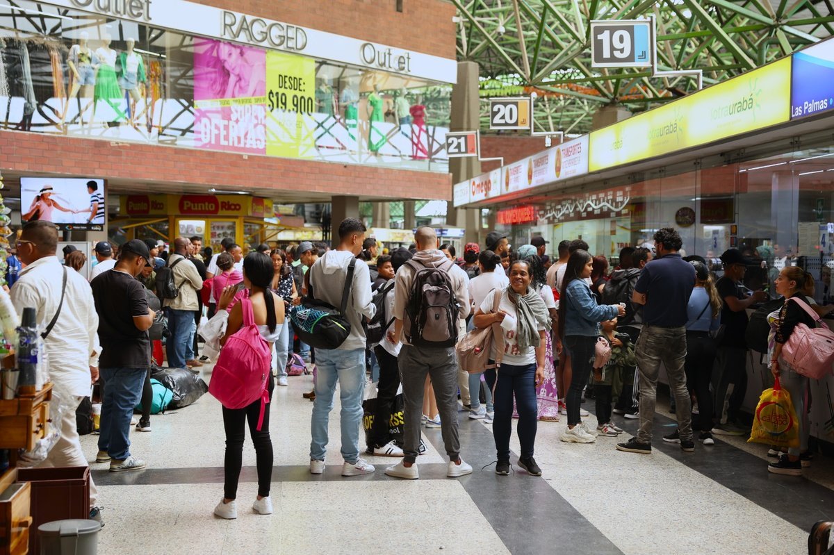 Las terminales de transporte de Medellín superaron en 25 % la meta de viajeros y vehículos en temporada de mitad de año Las terminales de transporte de Medellín superaron en 25 % la meta de viajeros y vehículos en temporada de mitad de año