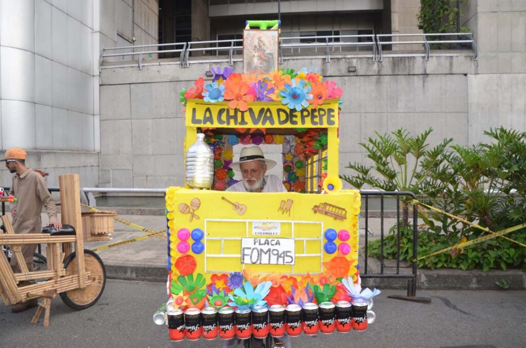 Filiberto Ortiz, conocido como Pepe, tiene 72 años y una conciencia ecológica admirable que lo llevó a construir La Chiva de Pepe.