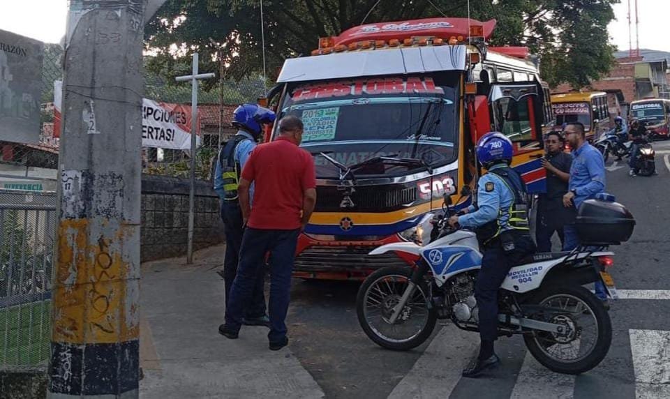 Con cámaras de reconocimiento de placas fue detectado bus que aparece en video haciendo carreras ilegales en Medellín
